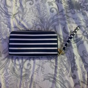 Wallet with zipper and multiple pockets